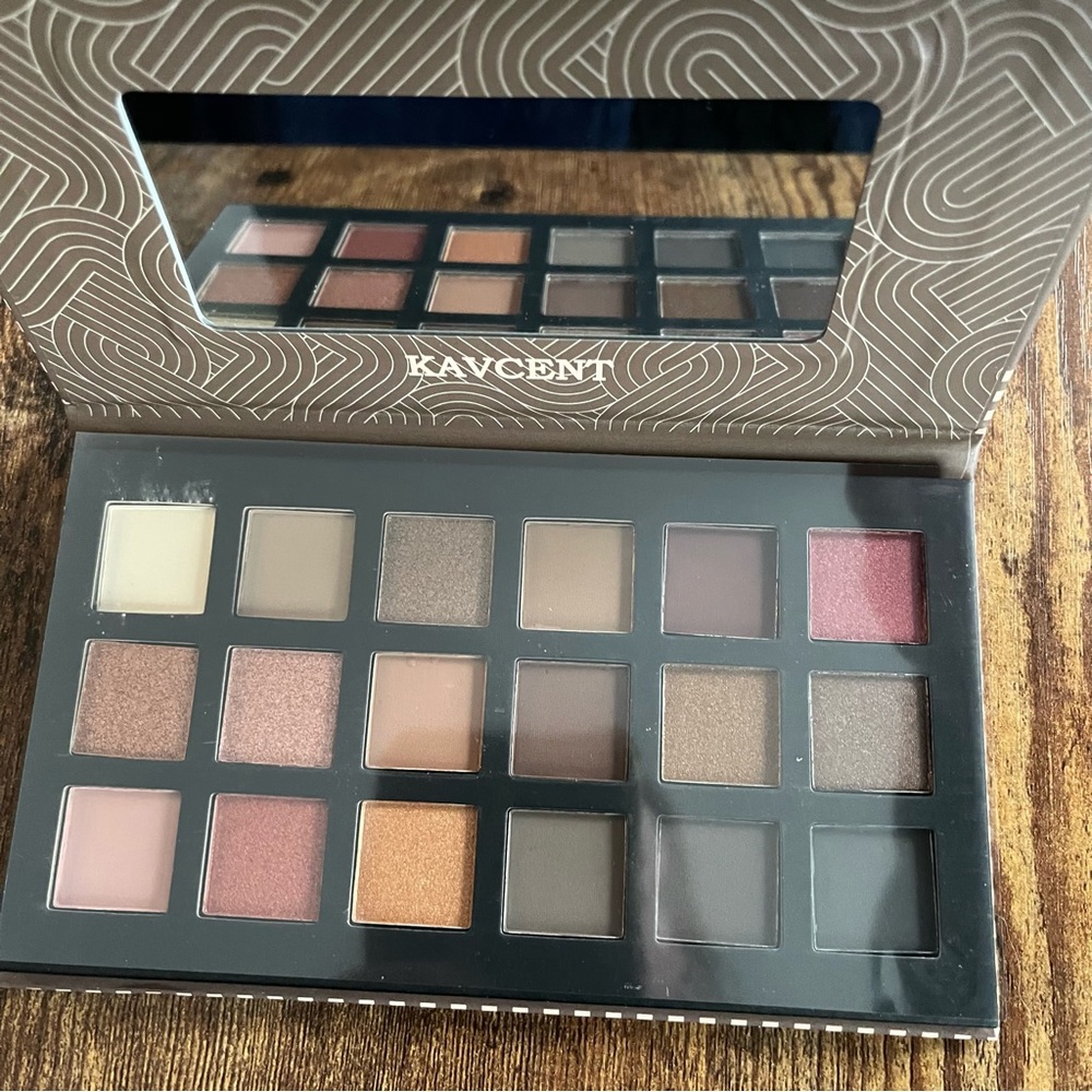 18-Color Eyeshadow Palette - Picture 4 of 7